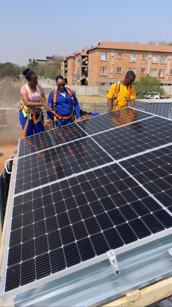 3000 Solar Installation Technicians to resume training