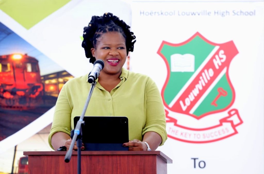 Mhlauli encourages ‘curiosity’ at Vredenburg digital library handover