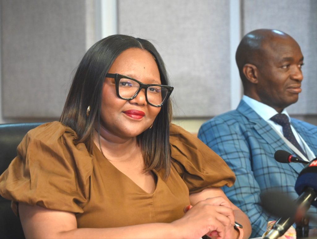 Team SA presents Africa Spelling Bee trophy to minister